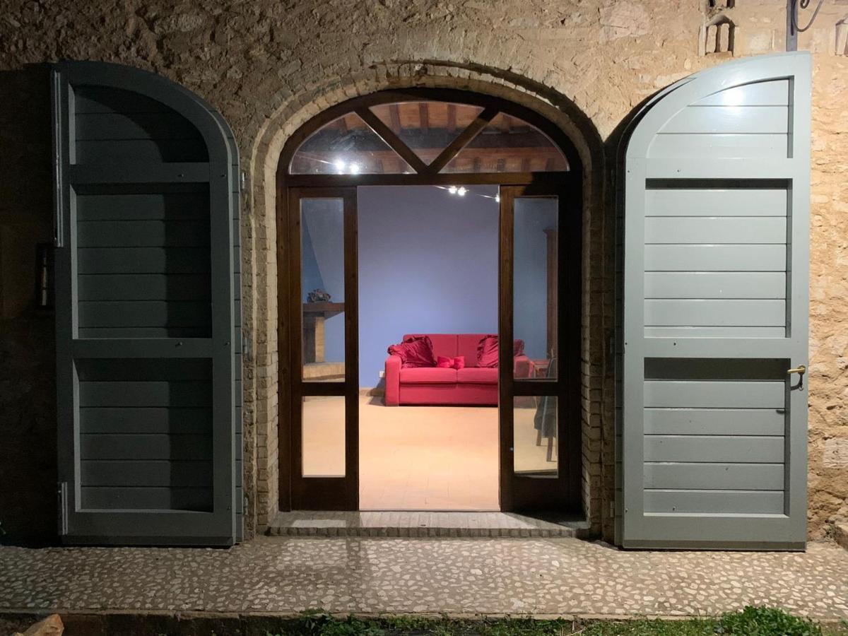 Corte Fratini Appartamenti Trevi Exterior foto